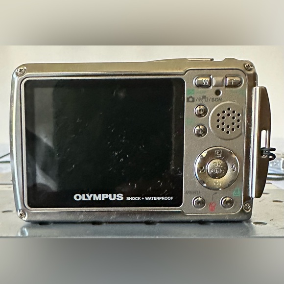 Olympus Stylus 720 SW 7.1MB Waterproof Shockproof Point Shoot Digital Camera - Picture 5 of 12